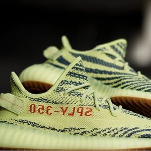 Selling Adidas Yeezy boost 350 V2 semi frozen yellow good condition.